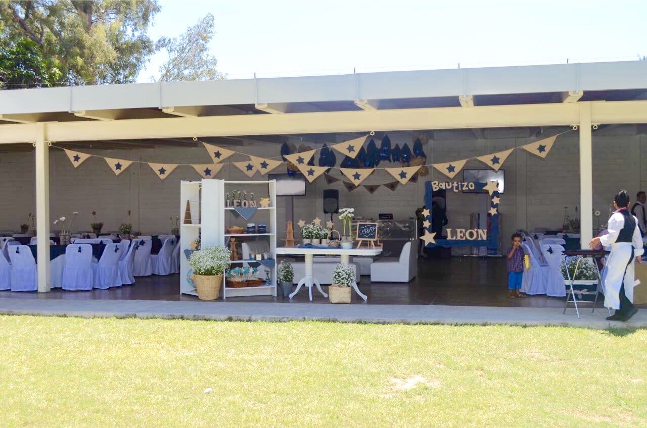 Bautizo celebrado en área de jardín